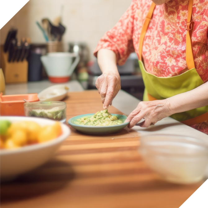 キッチンで食材を調理し、食事の支度をしている様子