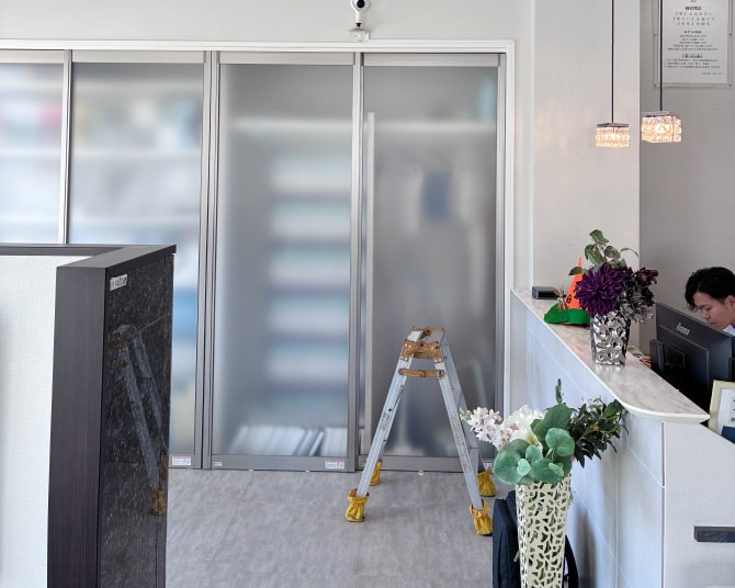 脚立が置かれた、ガラスパーテーションのある清潔な室内