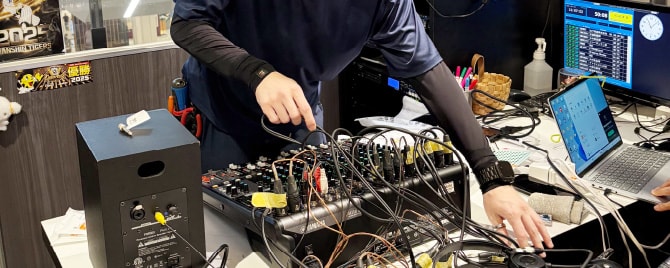 音響機器の配線接続や調整をおこなっているエンジニアの手もと