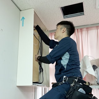 室内で配線ボックス設置作業をおこなう様子