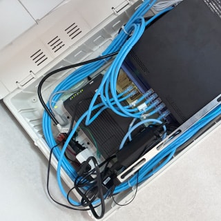 通信機器ボックス内部の配線写真