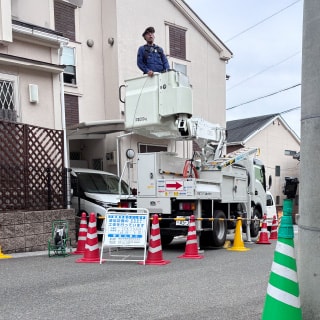 高所作業車を使用した通信設備の屋外工事の様子
