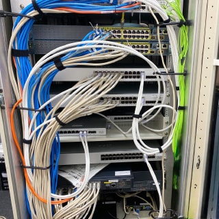 サーバーラック内部の配線写真